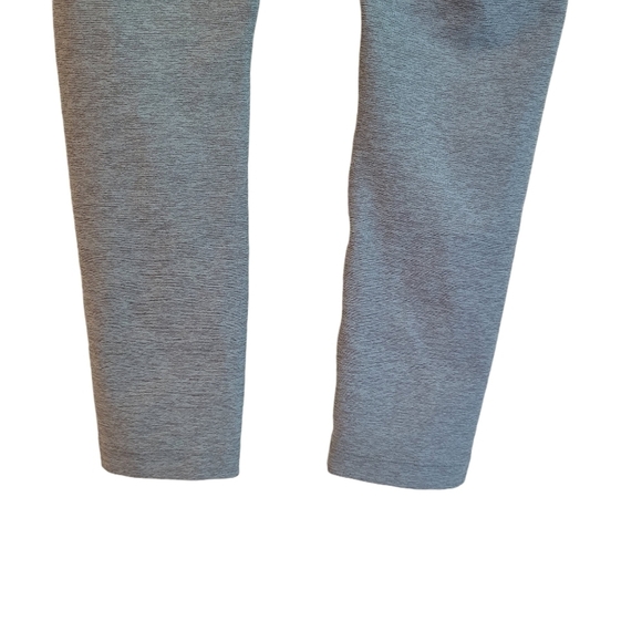 Outdoor Voices Two Toned Warmup 3/4 Leggings - Picture 7 of 9